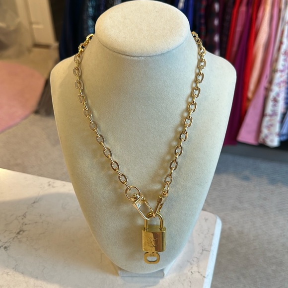 Authentic Louis Vuitton lock & key #443 with unbranded gold tone chain necklace - Picture 1 of 4